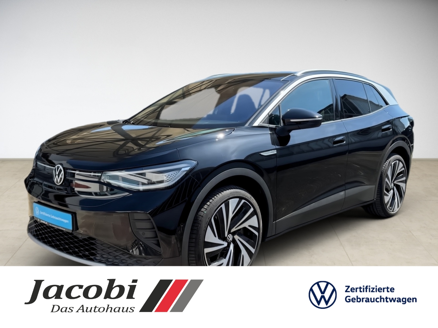 Schwarzer Volkswagen ID.4 mit blauen Details, ausgestellt bei Volkswagen Gebrauchtwagenhändler.