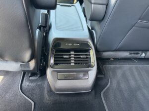 Schwarzes Auto-Innenraumklimabedienfeld mit Lüftungsschlitzen und USB-Anschlüssen im Fond.