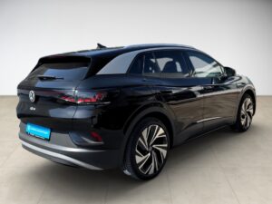 Schwarzer Volkswagen ID.4 SUV, dreiviertel Ansicht von hinten, moderne LED-Rückleuchten.
