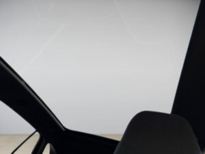 Ein Autoinnenraum mit grauem Himmel, minimalistisches Design, klare Linien und helles Licht.