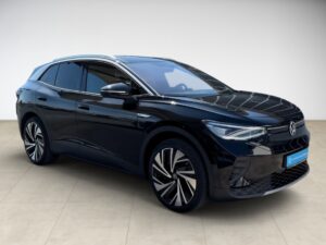 Schwarzer SUV mit moderner Gestaltung, glänzender Lackierung und markanten Felgen vor hellem Hintergrund.