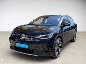 Schwarzer VW ID.4, glänzend, Frontansicht, modernes Design, in einem hellen Raum geparkt.