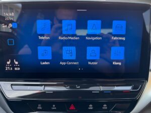 Autodisplay mit blauen Symbolen für Telefon, Radio, Navigation und weitere Funktionen.