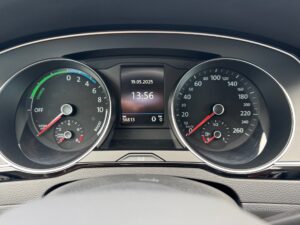 Tachometer und Bildschirm in Auto, zeigt Datum und Uhrzeit, modern, schwarz und chromfarben.