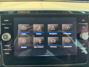 Touchscreen-Autodisplay mit Menü: Radio, Telefon, Navigation, Medien, Apps, Fahrzeug, Assistenten.