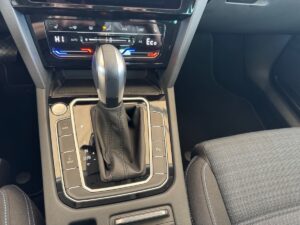 Automatikgetriebe und Klimaanlage in einem Auto, Armaturenbrett in Schwarz und Grau.