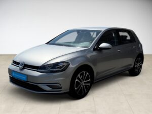 Silberner Volkswagen Golf, seitliche Ansicht, auf hellgrauem Hintergrund.