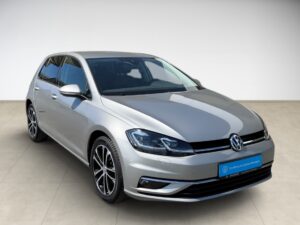 Silberner VW Golf mit schwarz abgesetzten Felgen, moderner Karosserieform und klaren Linien.