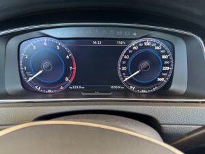 Digitales Tachometer mit Geschwindigkeits- und Drehzahlanzeige, blau-rot beleuchtet.
