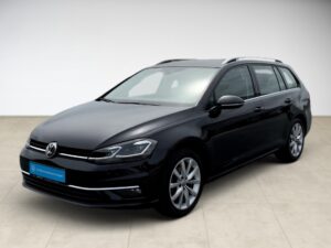 Schwarzer Volkswagen Kombi in heller Umgebung, seitliche Frontansicht, glänzende Lackierung.