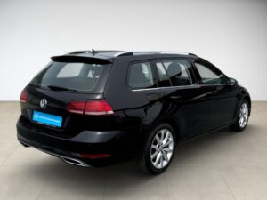 Schwarzes Auto, Rückansicht, glänzende Oberfläche, moderne Limousine, rote Rücklichter.