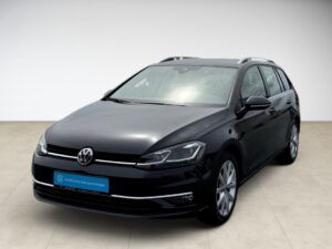 Schwarzer Volkswagen Kombi, moderne Scheinwerfer, glänzende Lackierung, helle Umgebung.
