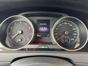 Autotacho mit zwei großen Anzeigen, digitaler Anzeige in der Mitte und silbernen Akzenten.