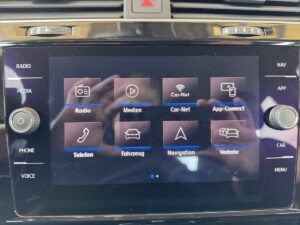Auto-Infotainment-Bildschirm mit Auswahl von Radio, Medien, Navigation und Telefon.