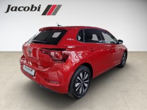 Roter VW Polo mit schwarzen Akzenten, seitlich von hinten, Ausstellungsraum, Jacobi-Logo.