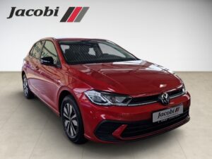 Roter VW Polo in Showroom mit "Jacobi"-Logo an der Wand, moderne Ausstattung, glänzende Karosserie.