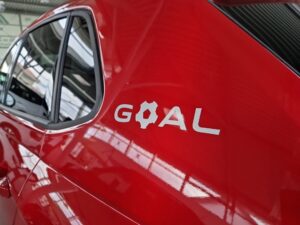 Rotes Auto mit der Aufschrift "GOAL" in weißer Farbe.