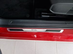 Rote Autotürschwelle mit "Goal"-Kirschblütenemblem auf schwarzem und silbernem Hintergrund.