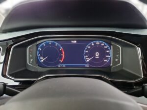 Zeigt digitales Armaturenbrett eines Fahrzeugs, Geschwindigkeitsanzeige bei 0, schwarzes Gehäuse.