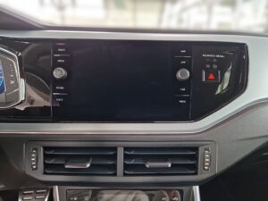 Autoinnenraum, modernes Armaturenbrett, großer Touchscreen, darunter Lüftungsschlitze.