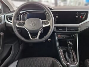 Lenkrad und Armaturenbrett eines VW-Autos in Schwarz und Silber mit modernem Design.