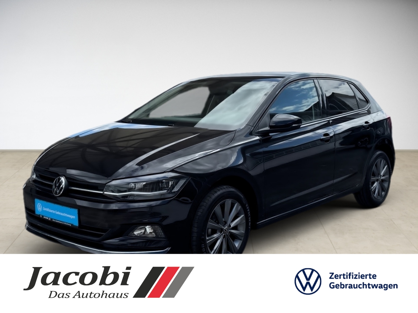Schwarzer Volkswagen Polo, seitlich, glänzend, in hellem Showroom, Logo und Schriftzug im Vordergrund.