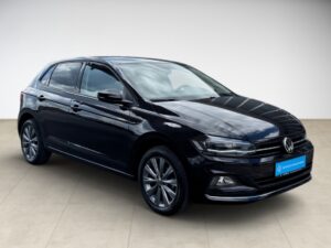 Schwarzer Volkswagen Polo, glänzend, Seitenansicht, auf hellbeigem Boden, leeres Hintergrund.