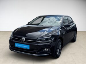 Schwarzer Volkswagen Polo, frontalansicht, glänzend, Reflektion am Lack.