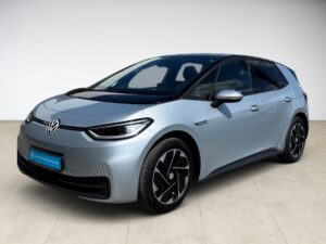 Silberner Volkswagen ID.3 mit stilvollem Design und eleganten Linien, fotografiert in einem Studio.