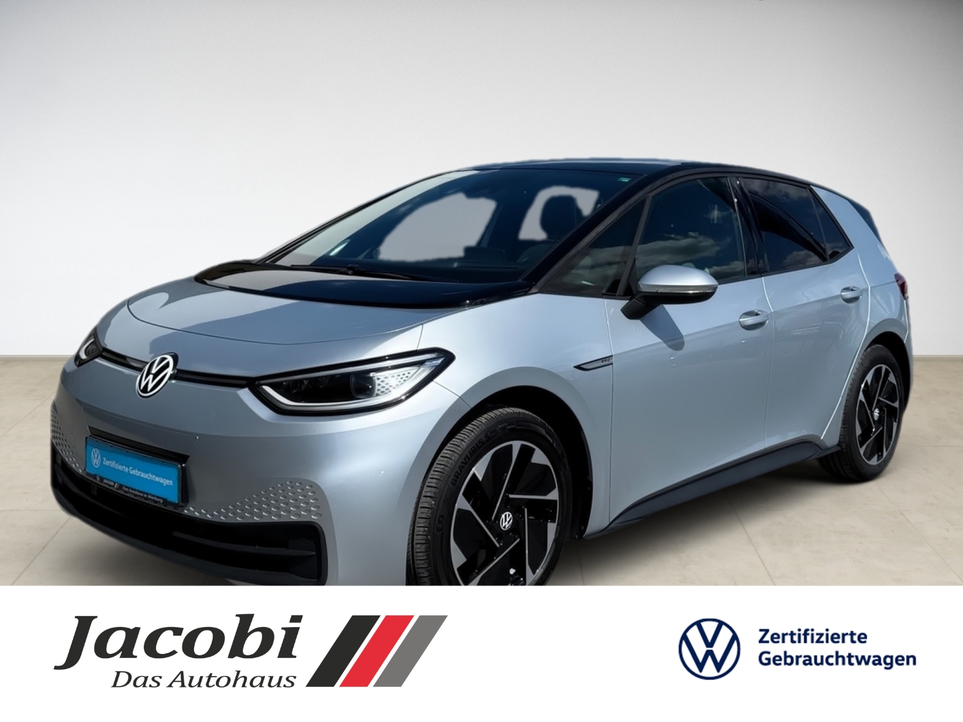 Silberner VW ID.3, Seitenansicht, auf hellem Hintergrund. Fahrzeughaus-Logo Jacobi.