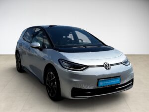 Silberner VW ID.3, Frontansicht, moderne LED-Scheinwerfer, elegante Karosserie.