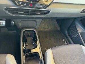 Innenraum eines Autos in Schwarz und Grau mit interessanten geformten Lüftungsschlitzen.