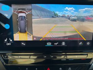 Rückfahrkamera-Anzeige mit Umgebung und Parkleitlinien auf einem Auto-Display.