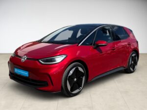 Roter VW ID.3 mit schwarzen Felgen, glänzendem Lack und modernem Design.