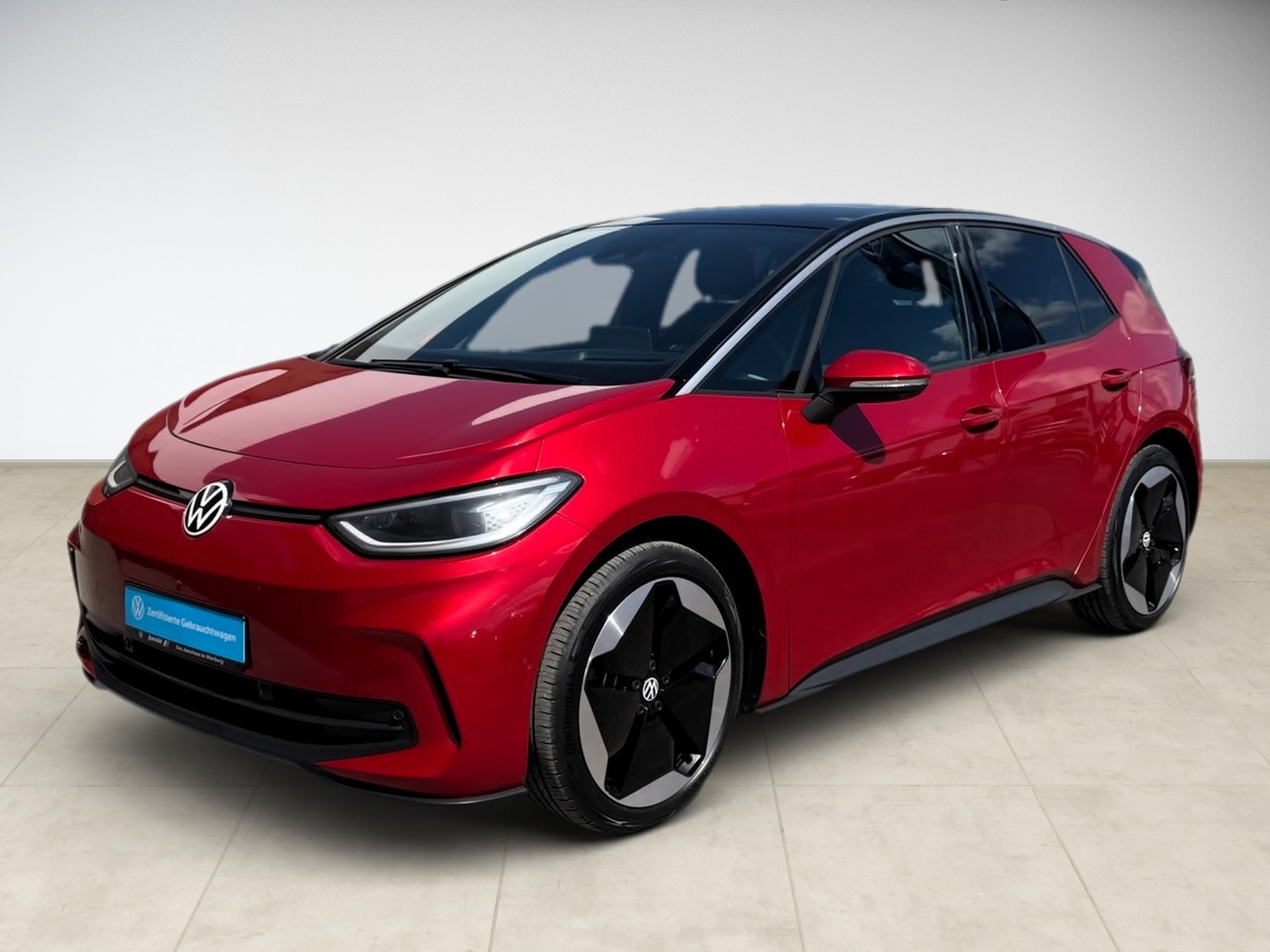 Roter Volkswagen ID.3, seitliche Ansicht, moderne Felgen, glänzender Lack, zeitgemäße Ästhetik.