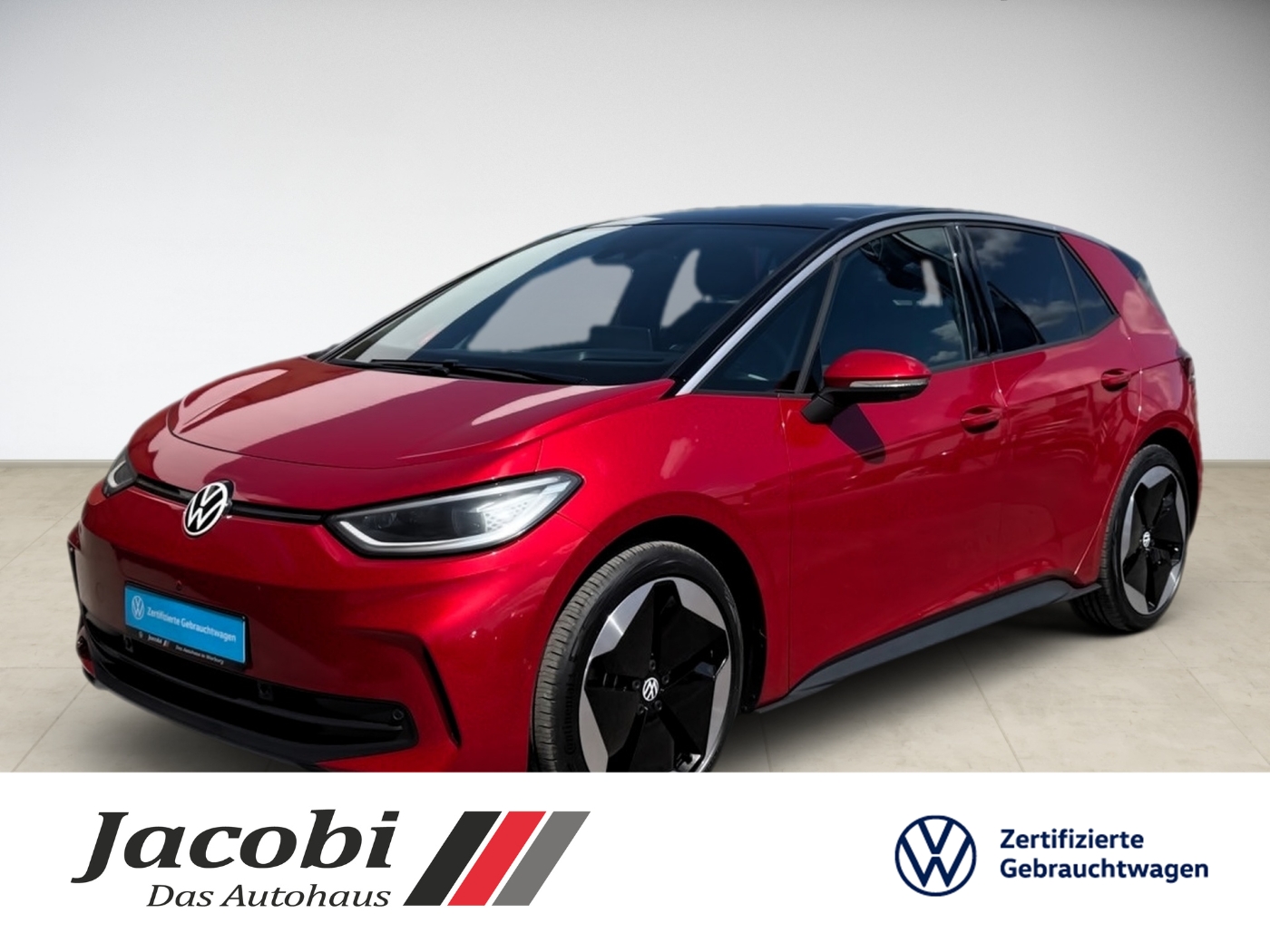 Roter Volkswagen ID.3 mit schwarzen Akzenten, elegant und modern auf neutralem Hintergrund.