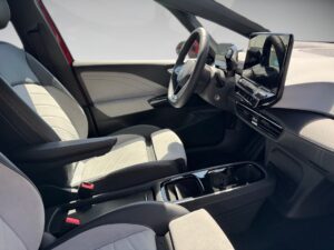 Innenansicht eines modernen Autos mit grauen Sitzen und großem Display auf der Mittelkonsole.