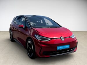 Roter Volkswagen ID.3 vor weißem Hintergrund, modernes Design mit schwarzen Details.