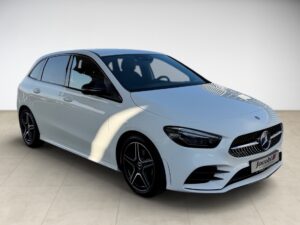 Ein weißer Mercedes-Benz mit schwarzen Felgen, glänzend und modern im Design.