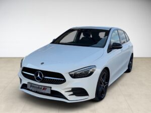 Ein weißer Mercedes-Benz mit schwarzem Kühlergrill und sportlichem Design auf hellem Hintergrund.