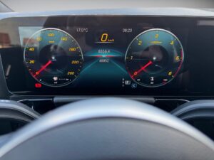 Digitales Autoarmaturenbrett, Tachometer und Drehzahlmesser, schwarz mit gelben Akzenten.