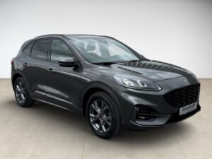 Schwarzer SUV von vorne, glänzend, auf hellem Boden. Keine Personen erkennbar.