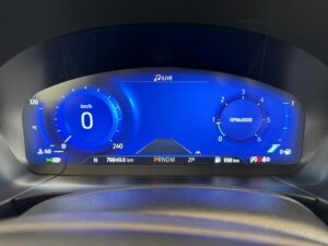 Digitales Auto-Armaturenbrett mit blauer Anzeige, Geschwindigkeit 0 km/h, Motordrehzahl bei 0.