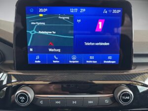 Auto-Display mit Navi-Karte, blauer Bildschirm, knallige Bedienelemente unten, Radiosender 1.