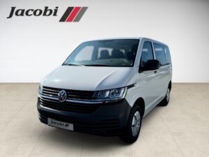 Ein weißer Volkswagen Transporter vor neutralem Hintergrund, Jacobi-Logo oben links.