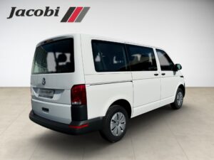Ein weißer Van von hinten in einem Showroom; Logo: Jacobi.