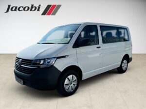 Ein weißer VW-Van im Studio mit Jacobi-Logo an der Wand.