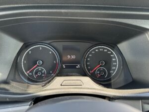 Tachometer und Geschwindigkeitsmesser eines Autos, schwarz mit roten Nadeln und Digitalanzeige.