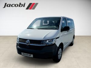 Ein weißer Volkswagen-Minivan in einem Ausstellungsraum, frontal fotografiert.