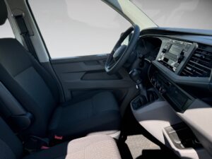 Moderner Van-Innenraum; schwarzes Interieur, großes Display, ergonomisch gestaltet, helle Polster.